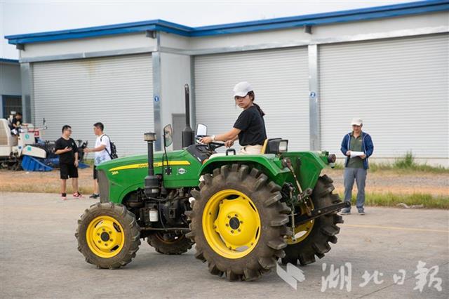 |采茶、嫁接果树、开拖拉机……高校学子实验忙