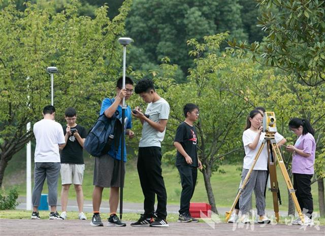 |采茶、嫁接果树、开拖拉机……高校学子实验忙