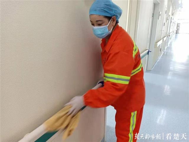 |捉急！男子侧位倒车4次未果，潮！环卫女工帮忙一把搞定
