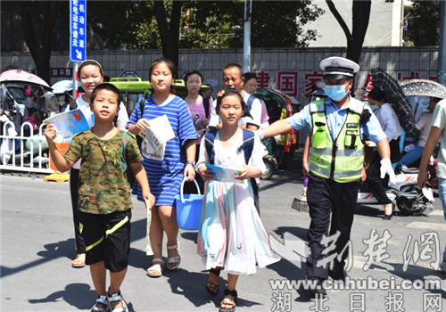 |开学第一天宜城市出动500警力护航保平安