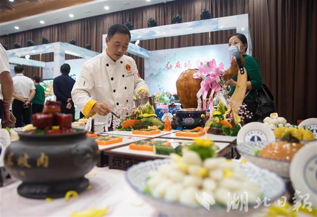 |麻城：厨艺大赛比拼菊花美食