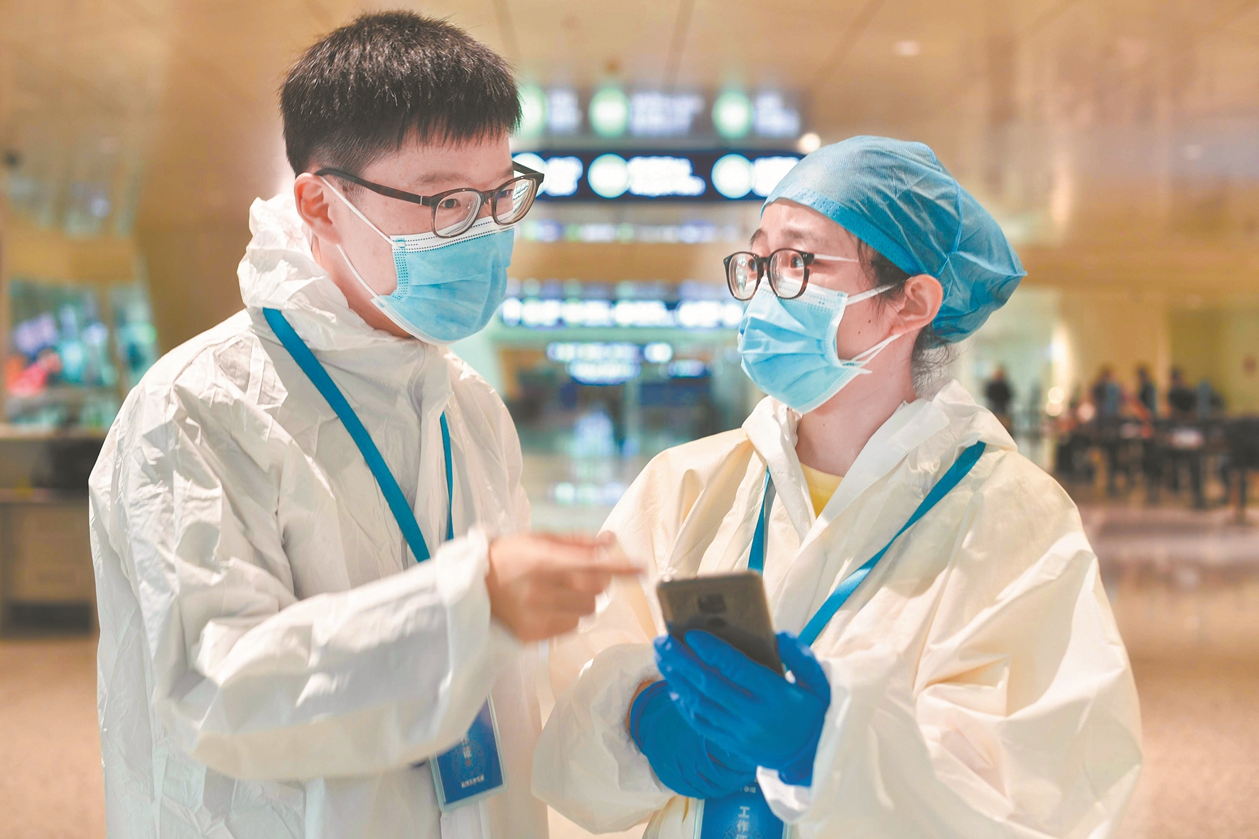 |他们穿着防护服像钉子一样值守在天河机场 春去秋来这一“钉”就是五个多月