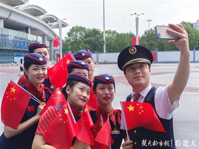 |武汉铁路黄金周运输启幕，“高姐”武汉站玩快闪