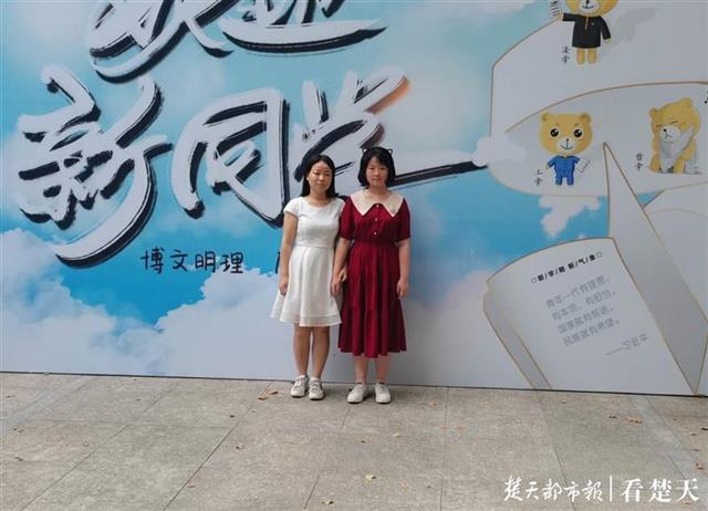 |武汉高校新生陆续报到，布依族姑娘带着妈妈上大学