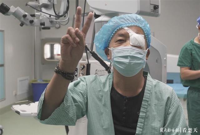 好神奇！比指甲盖还小的晶体10分钟就可改变视力，眼科专家直播揭秘手术全过程
