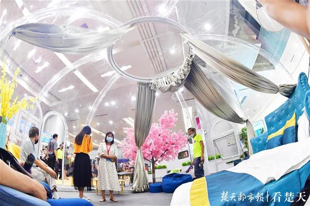 全透明星空帐篷、20米长“炮杆”受青睐江城户外休闲装备再升级泛亚电竞 泛亚竞技(图7)