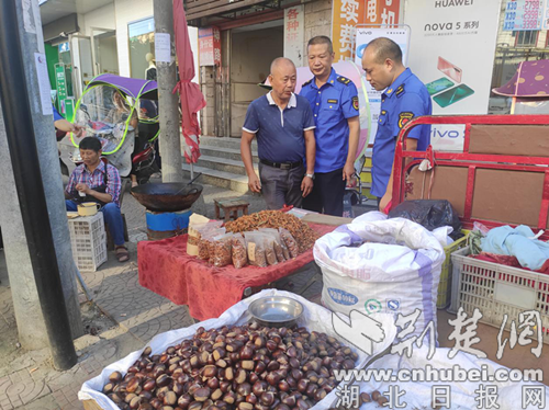 |谷城石花镇：清理占道“拦路虎” 温情执法获点赞