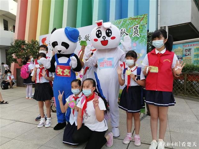 |看，早上7点就有这么多小学生到校！他们说太想上学啦