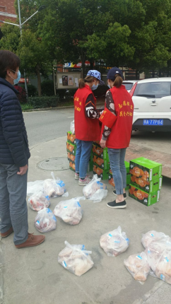 |因为她的暖心举动 社区工作人员亲自来高校送表扬信