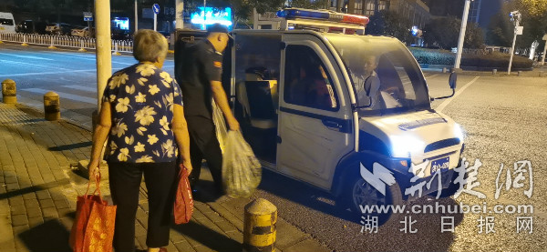|洪山城管凌晨4点上路执法 疏堵结合引导摊贩合规经营