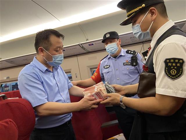 |粗心！坐高铁丢了近10万现金幸运！站车联手一小时完璧归赵