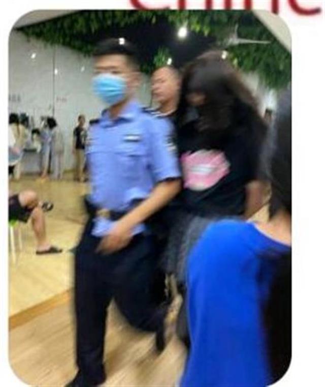 |戴假发，穿丝袜，男子两次混入高校女浴室，已被警方拘留