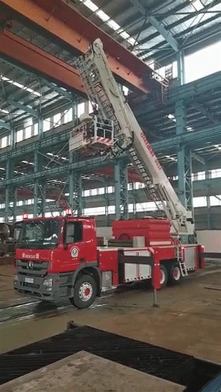 |工厂意外停电2名操作员被困10米高起重机操作室，武汉消防成功营救