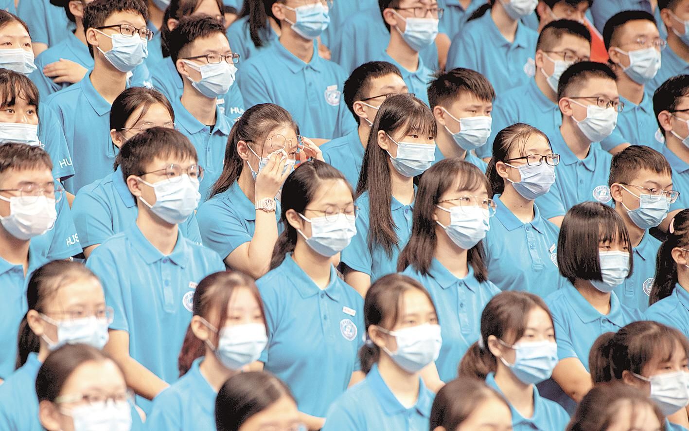 |华中科技大学2020级本科新生开学典礼上 近20次掌声致敬“人民英雄”张定宇