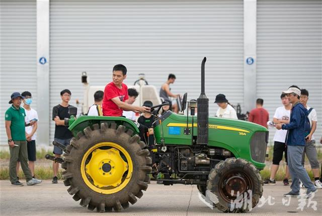 |采茶、嫁接果树、开拖拉机……高校学子实验忙