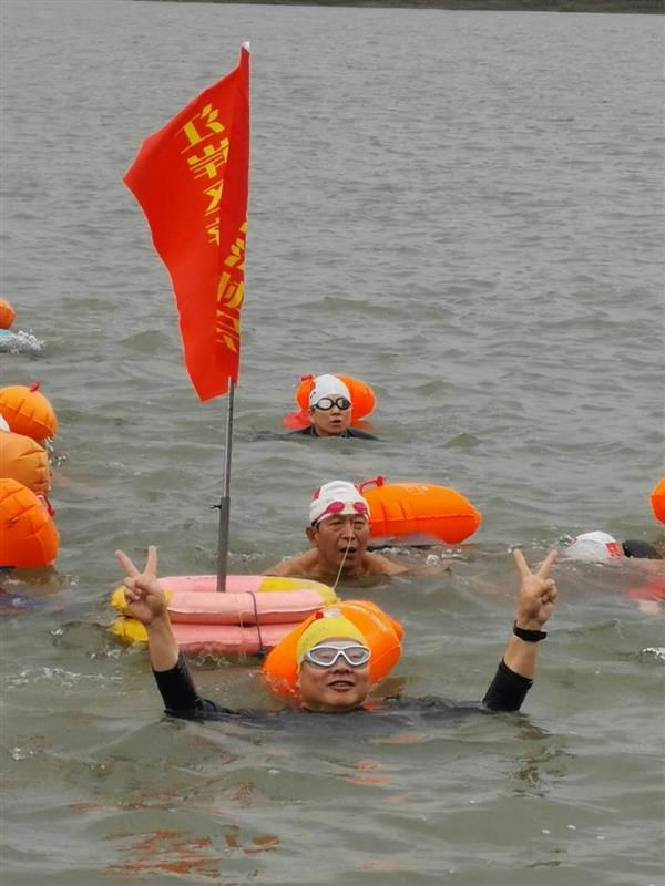 |220“泳士”横渡汉江，蔡甸全民健身赛事活动启幕