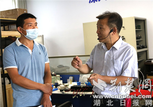|襄阳市总工会组织产业工人参观襄阳电信“庹德兵创新工作室”