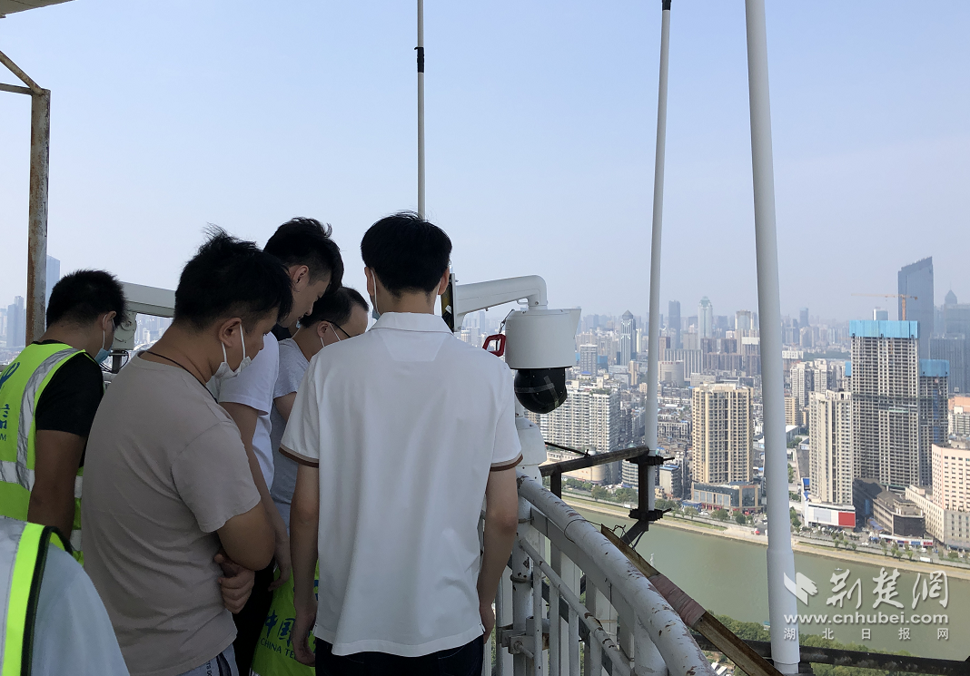 武汉两江四岸景区安装设备。通讯员 供图