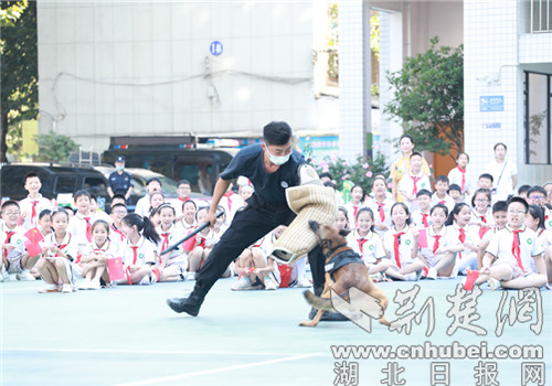 |襄阳特警队员进校园 与同学们共上开学第一课