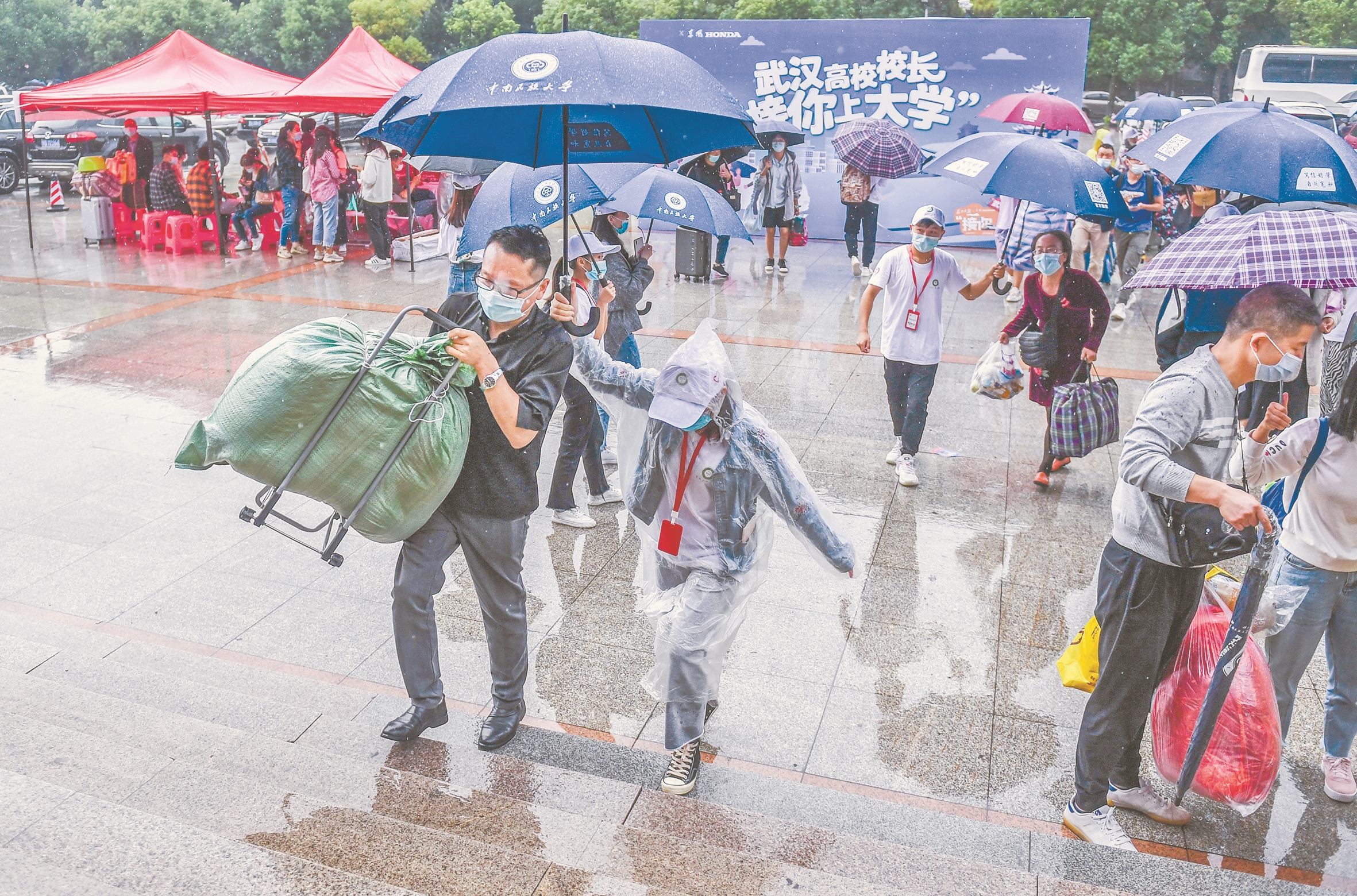 |新生报到逢冷雨志愿者服务暖人心