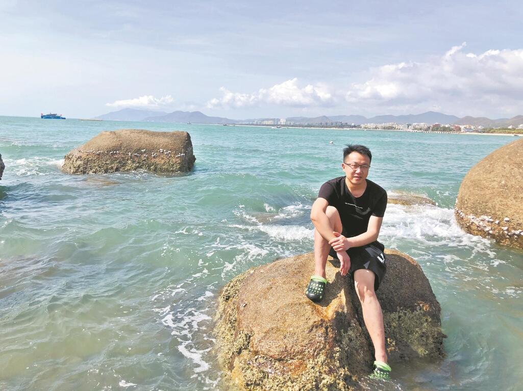 |父亲和妻子强忍悲痛深情追忆谢睿，他总是说：欠家人一个假期