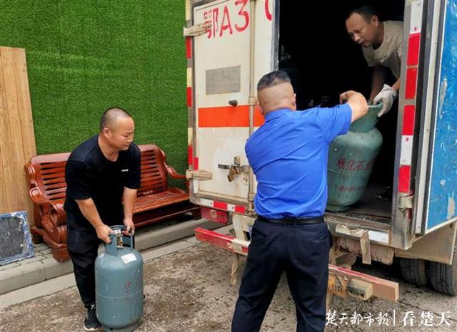 |拆迁房里暗藏“黑气点”，20个钢瓶竟有14个过期！端了！