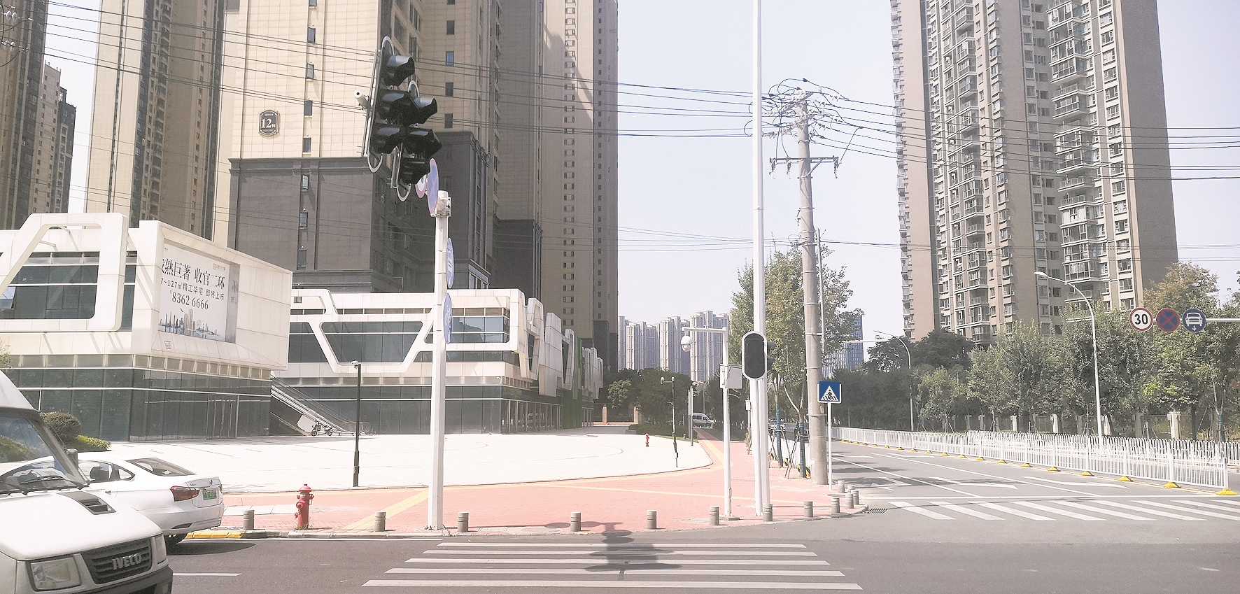 |汉口一路口信号灯从未亮过 行人过街心发慌 有关部门称本月有望亮灯