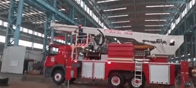 |工厂意外停电2名操作员被困10米高起重机操作室，武汉消防成功营救