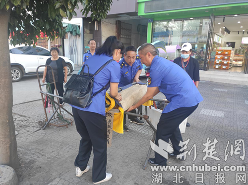 |谷城石花镇：清理占道“拦路虎” 温情执法获点赞