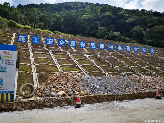 |广西乐业隧道塌方现场巨石悬垂随时可能坠落，塌方物清理已经暂停