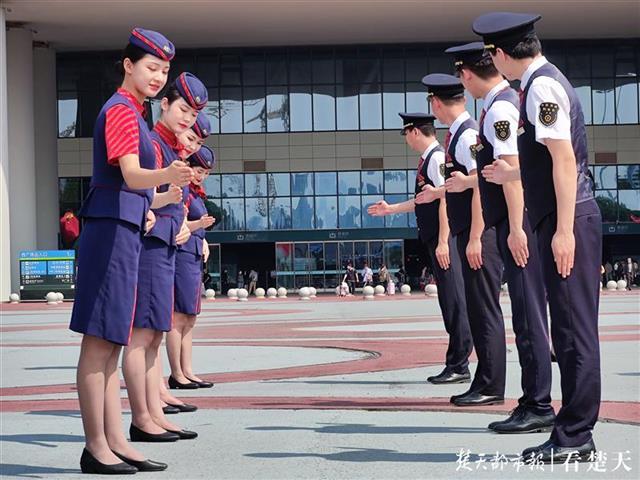|武汉铁路黄金周运输启幕，“高姐”武汉站玩快闪