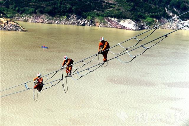 |跨越长江，电网工人峡江上走网丝