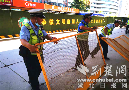 |襄阳紫贞平台交警开展“敲门”行动 整治圈占停车位现象
