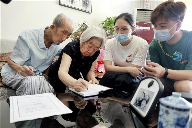 |98岁抗战伉俪寄语大学生“永记革命精神”