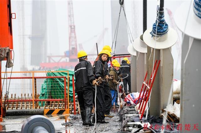 |黄金周没有“说走就走”的旅行，千人坚守工地建设赤壁长江大桥