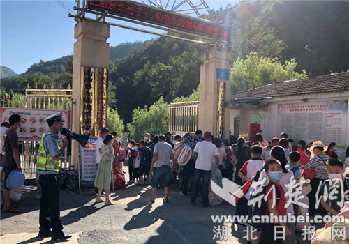 |南漳公安精心组织开展开学季校园安保活动