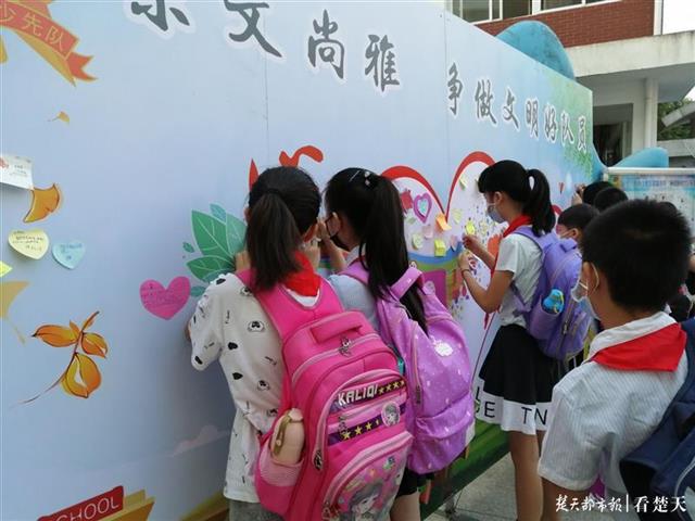 |看，早上7点就有这么多小学生到校！他们说太想上学啦