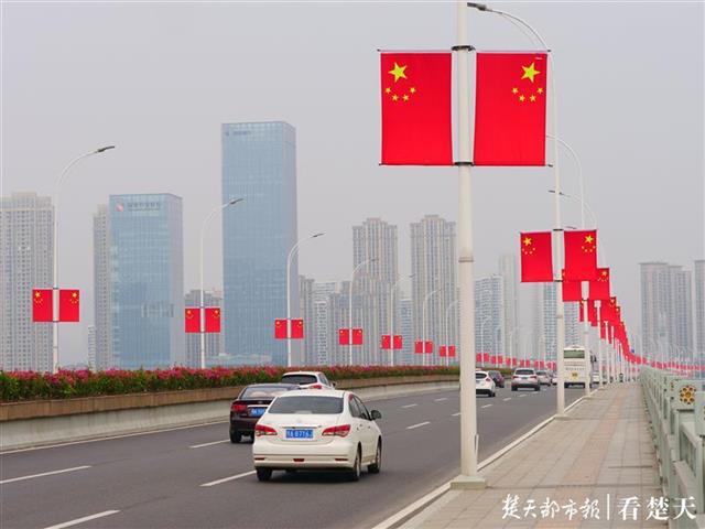 |武汉全城“飘红”！4万面国旗妆点江城