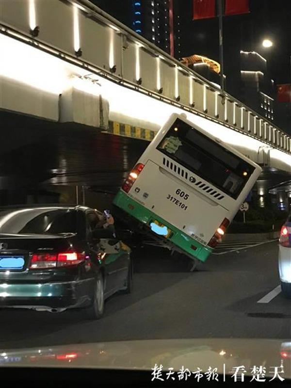 |公交车走错车道卡在高架桥下，当时车上无乘客，未造成人员伤亡