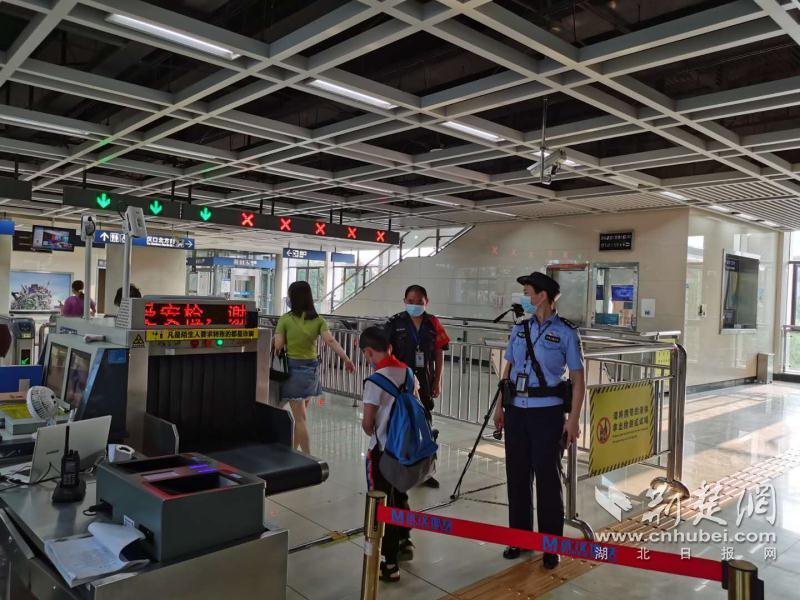 |开学日，武汉万警全力护航返校复课