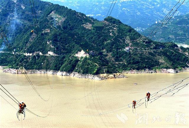 |跨越长江，电网工人峡江上走网丝
