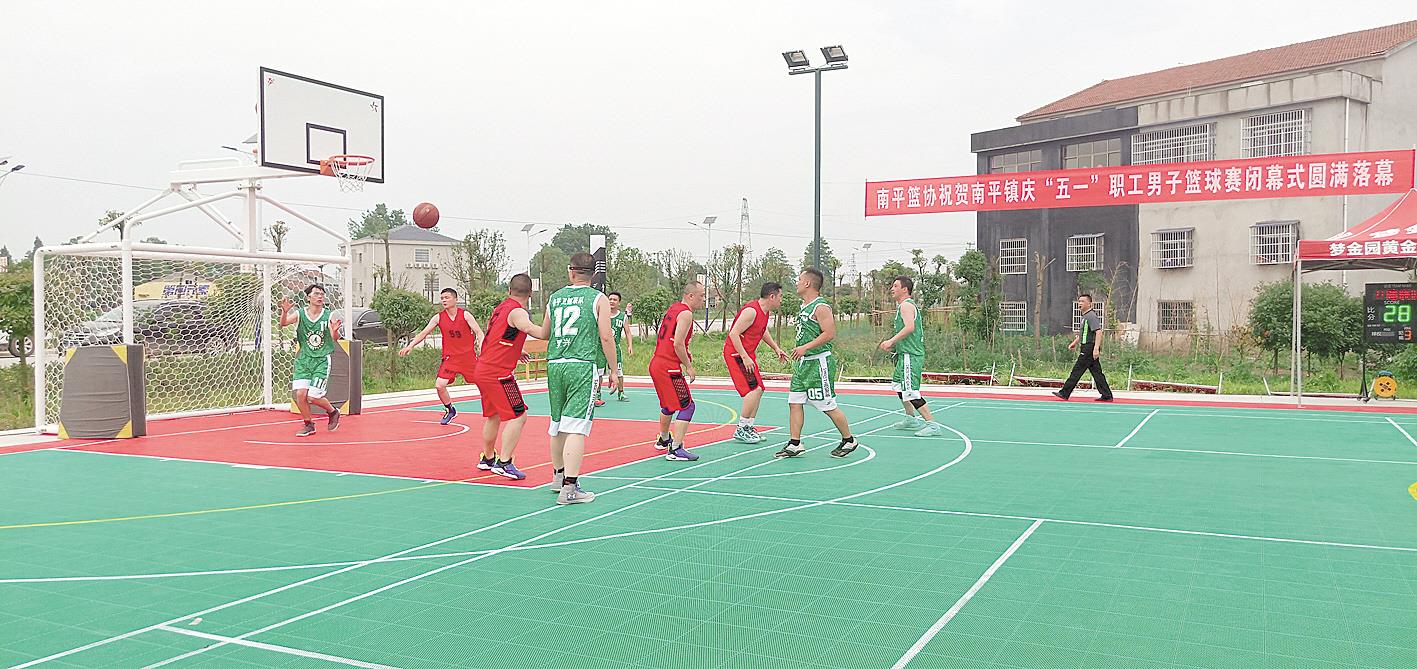 |文体广场引来了村里年轻人