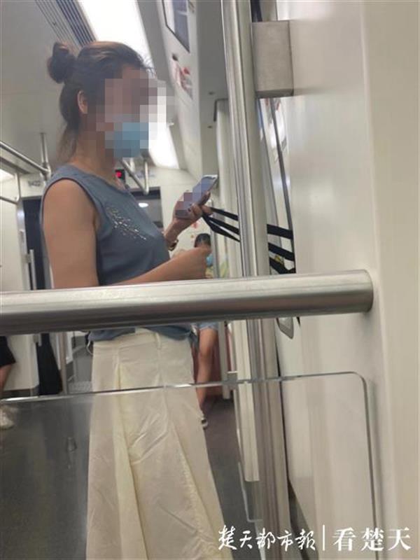 地铁关门时女子甩包强行冲关，包包被夹耽误一车乘客10多分钟