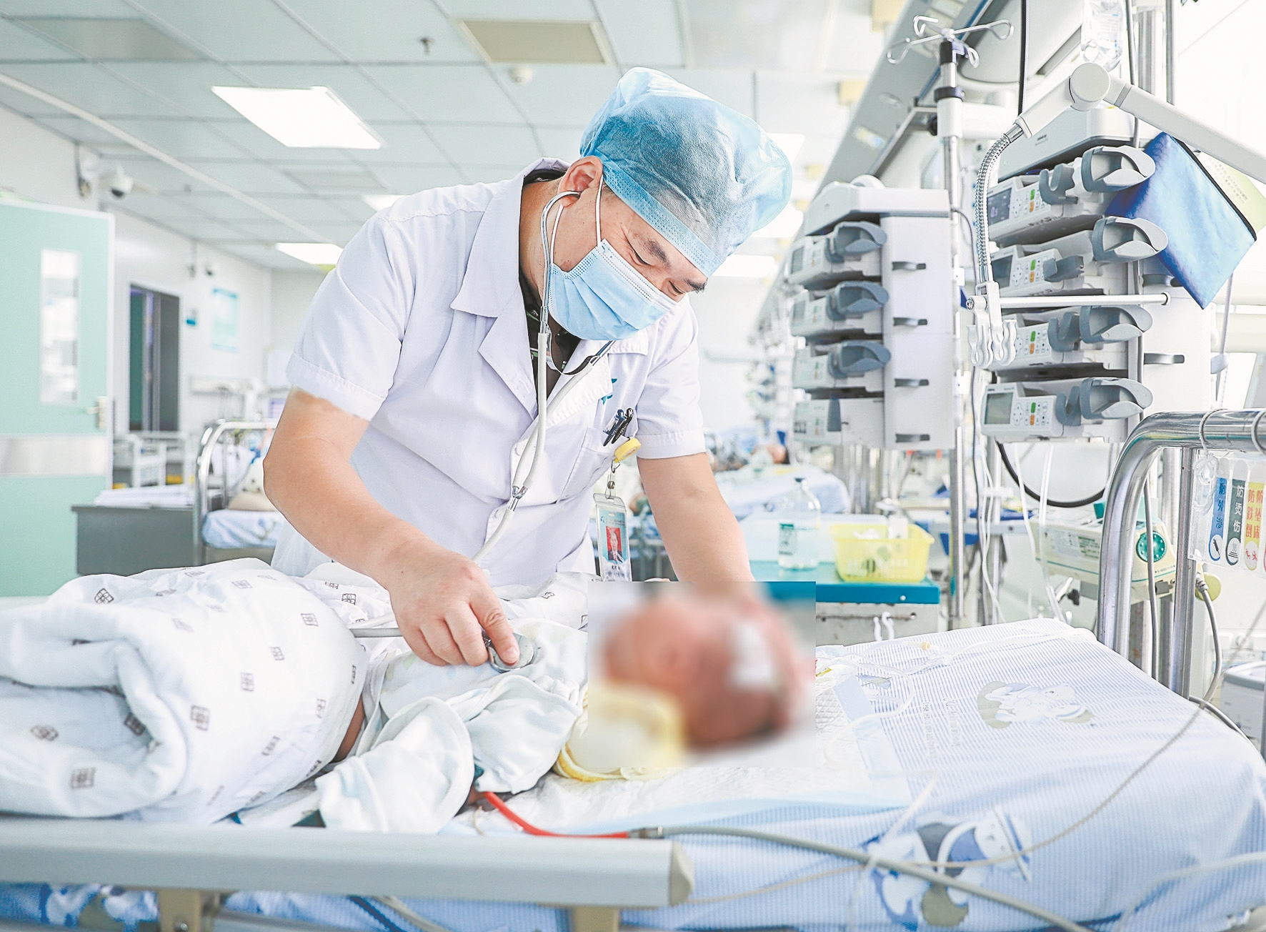 |胸腔多长出个胃和肺“打架”女婴睡梦中吐血 医生让肺“休眠”后切除异位胃