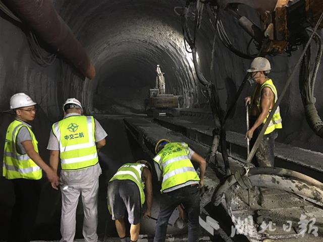 |在鄂央企鏖战云南边锤：悬崖上凿壁造桥，山岭里钻隧修路