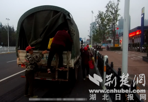 |改装货车还搭载30多人 襄阳男子被罚1000元记6分