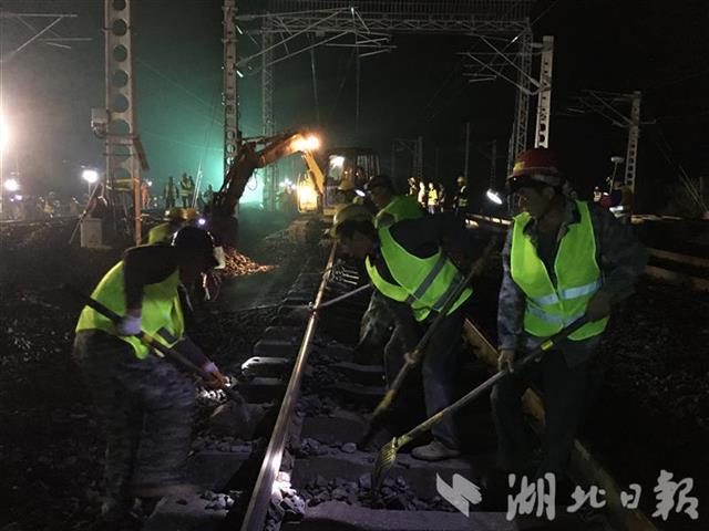 |2000多名铁军深夜鏖战焦柳线打通北煤南运“肠梗阻”