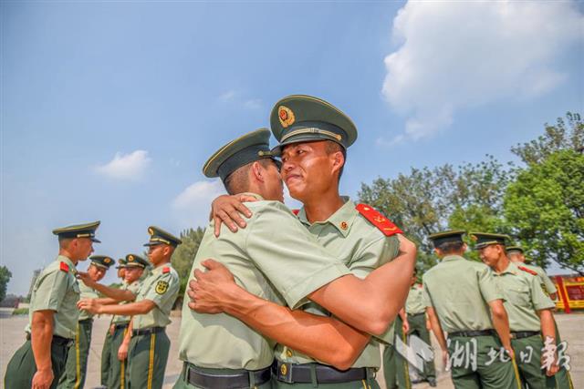 |武警战士退伍踏上新征程