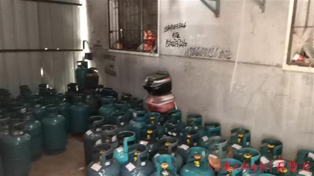 |危险！40平米板房堆了百个燃气瓶，城管部门扣留并罚款