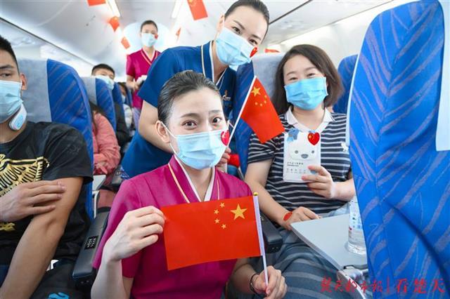 |万米高空共迎国庆